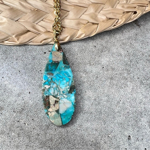 Natural stone necklace on gold tone chain - Picture 6 of 13